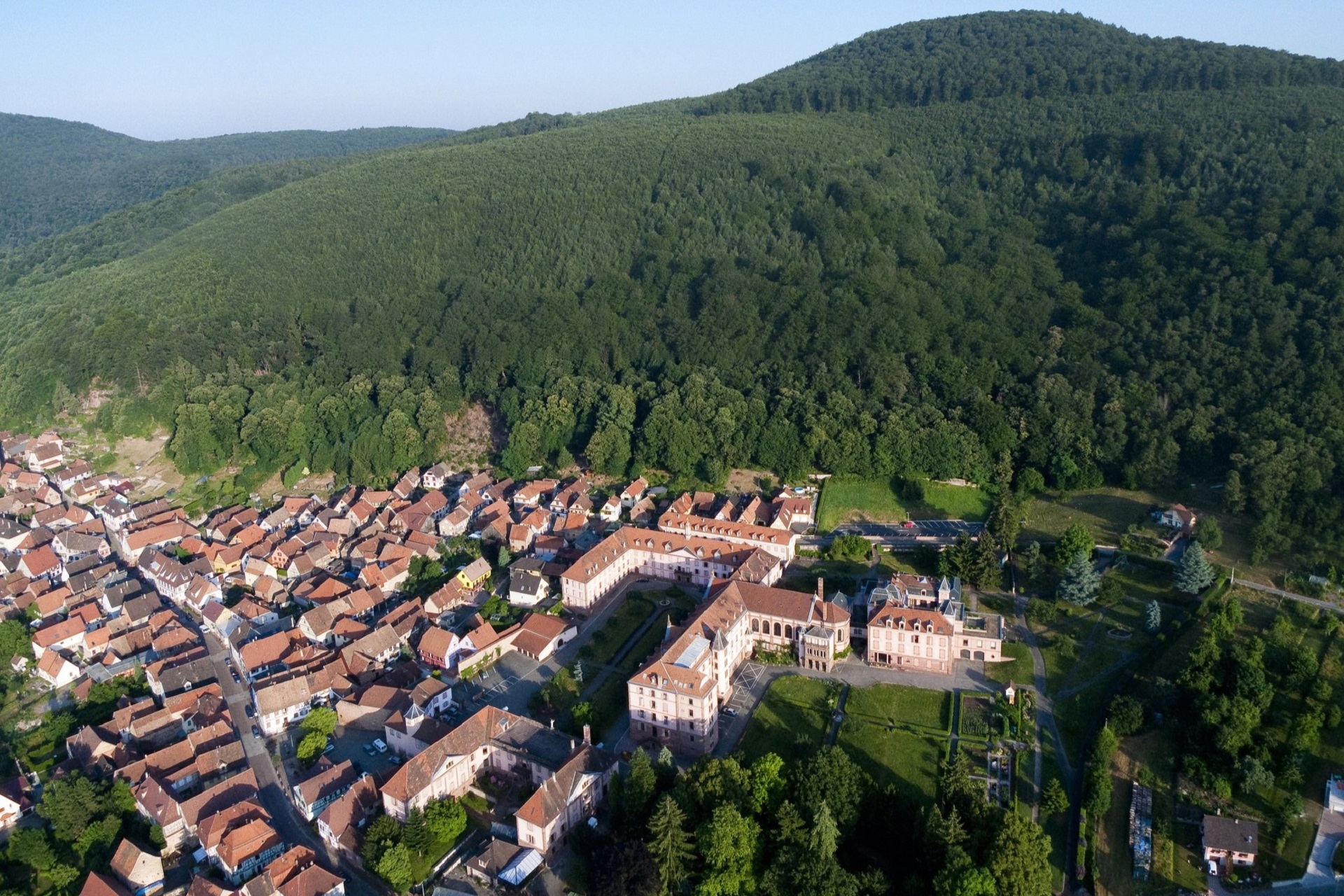 luchtfoto van Oberbronn (rechts: het klooster)