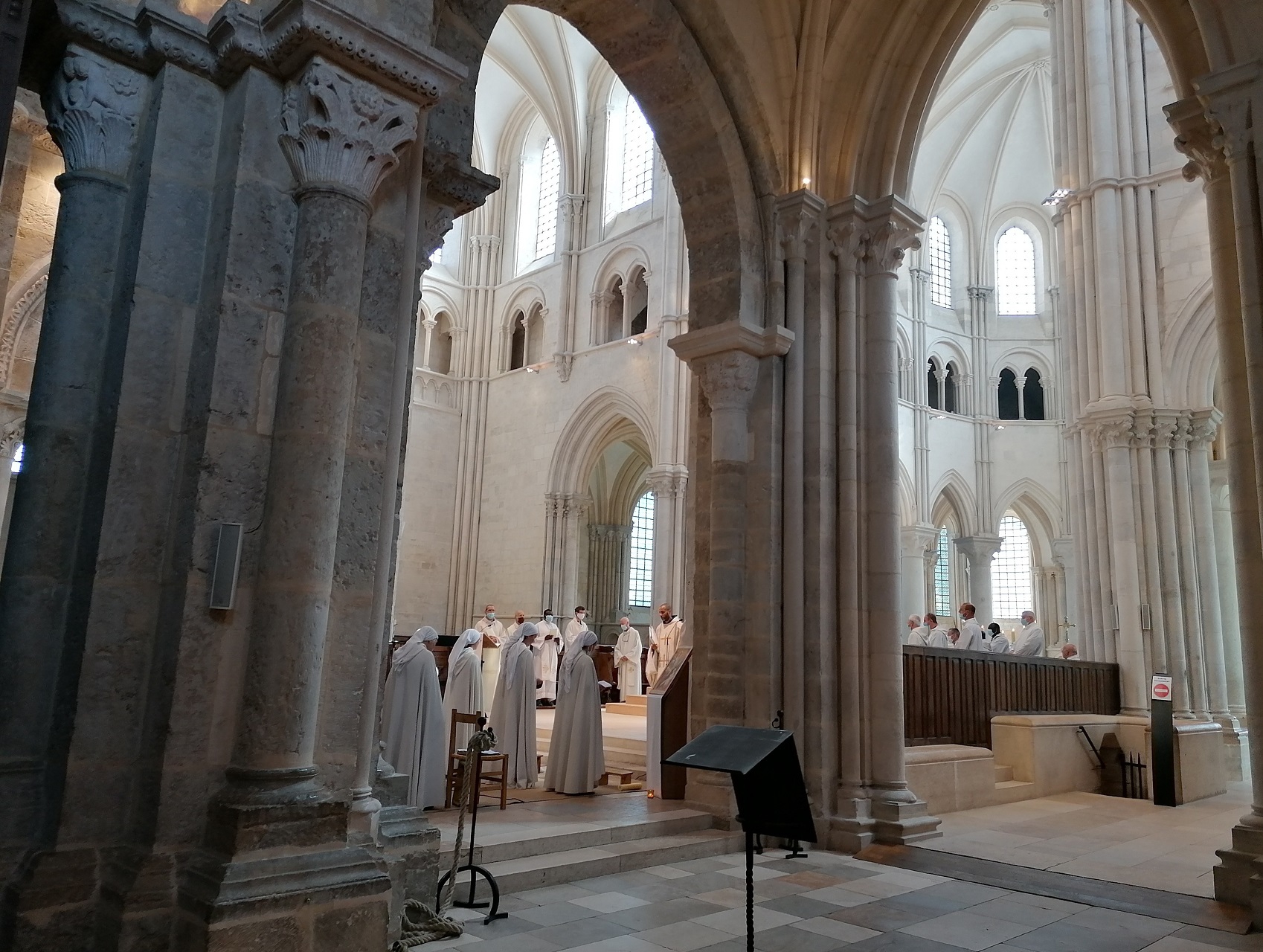 nonnen in de basiliek van Vezelay